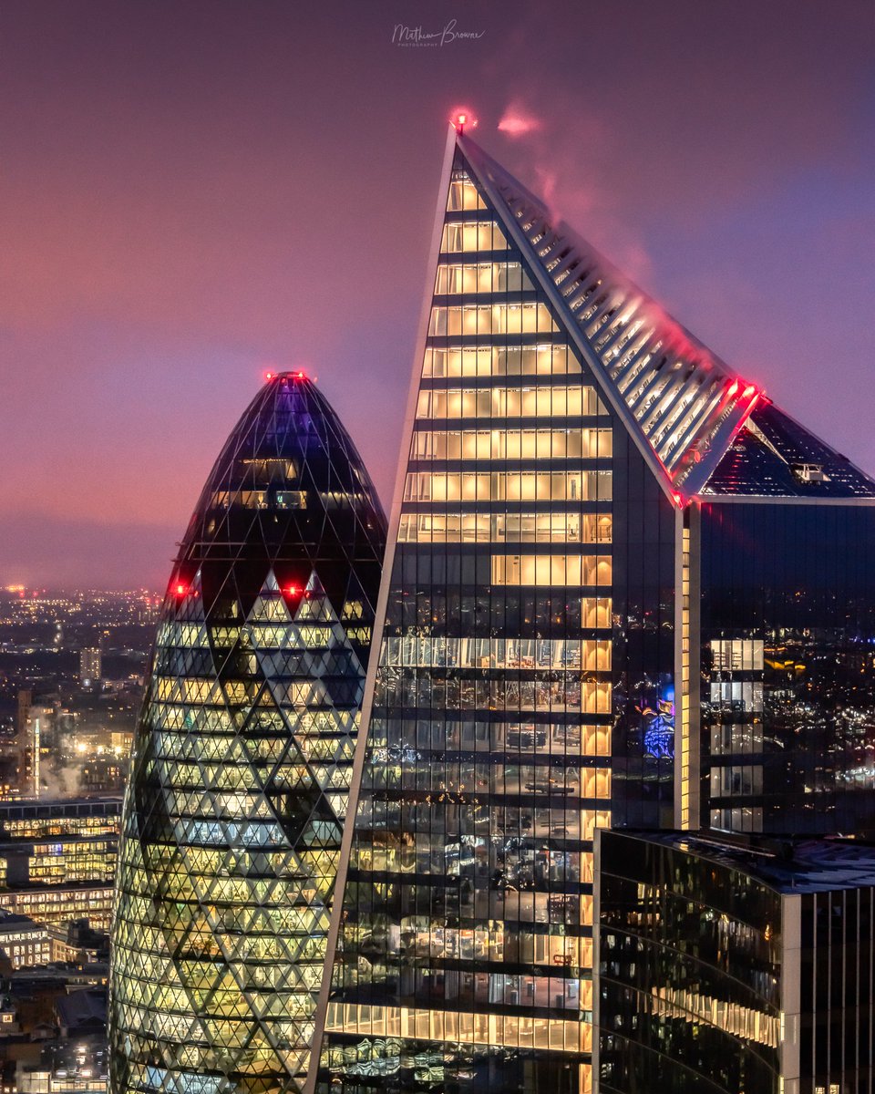 mathewbrowne's tweet photo. "Scalpel Slicing A Gherkin"

London's newest skyscraper, @ScalpelLondon, appears to cut a slice through neighbouring tower The Gherkin in this image photographed from @SG_SkyGarden
 
#APPicoftheweek #sharemondays2019 #ThePhotoHour #WexMondays #FSPrintMonday https://t.co/0VBv5at68B