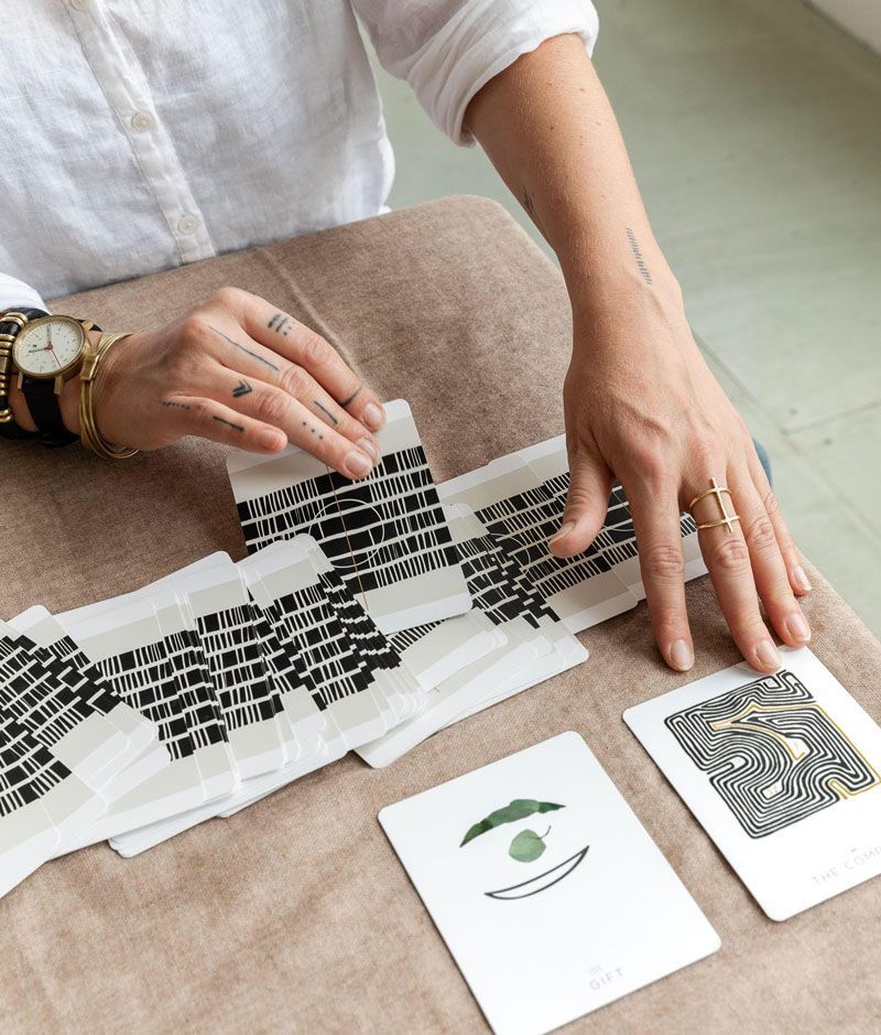 Ecoutez votre intuition. Connectez-vous à votre corps et vos sensations (et moins votre téléphone).  Photo @innercompasscards, en vente sur notre eshop et au concept store. #intuition #innercompass #ateliernubio #fuelyourdreams  #innercompass #cards #selfcare #innerpeace
#support