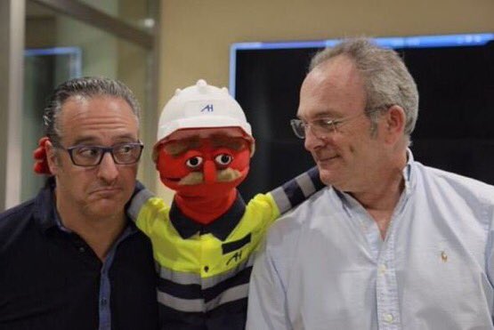 Un “compañero”👷🏽‍♂️muy especial que nos ayuda a concienciar a los más pequeños en un uso responsable del agua💧ow.ly/EcFf305Y3rB  ow.ly/AOR0305Y2A6 @AeasAgua #CompromisoAgua