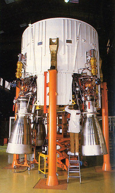 The full rocket weights 210 metric tons, with a 47m height and a 3,8m diameter. The first stage could develop 245metric tons of thrust.The second stage thrusted for 136s and deployed 72metric tons of thrust with its only engine.Last stage was europe’s forst cryogenic stage.