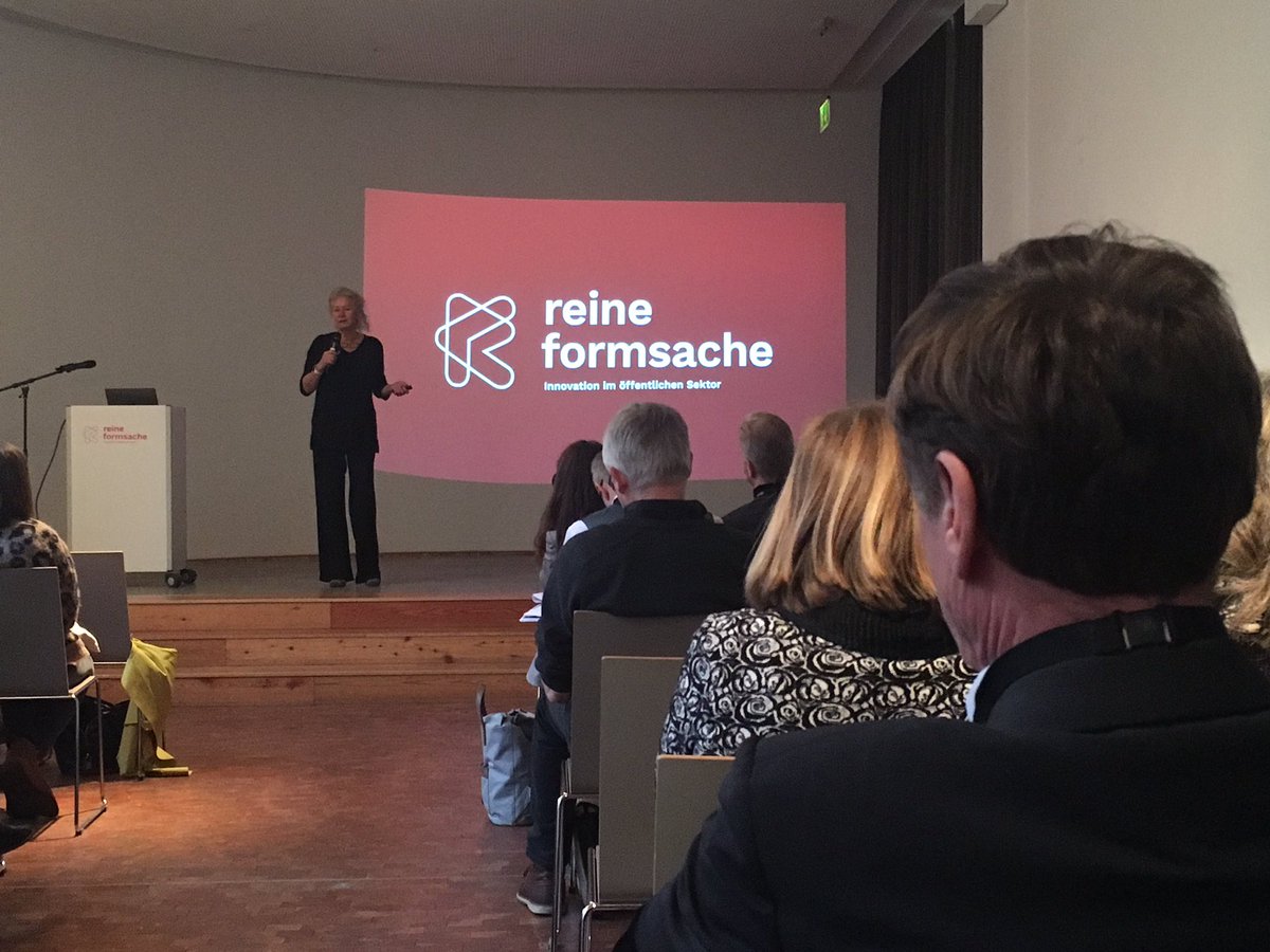 #reineformsache
Prof. Birgit Mager eröffnet die Konferenz mit Einblicken in erfolgreiche Service-Design-Projekte aus dem täglichen Leben wie zB die Gulliver Obdachlosen-Überlebensstation.

„Service Design kann über eine konkrete Vision direktes Bürgerengagement bewirken.“