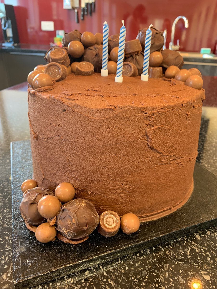 Not even the manflu was going to keep me away from work this morning. My first day out in 3 days, and boy oh boy was it worth it. Thank you <a href="/RatioNetwork/">Ratio</a> family, and the amazing <a href="/heatherabrown/">Heather Brown</a> #lovecake #mondaymorning