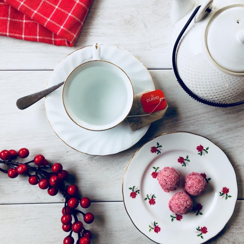 It might be cold but we're feeling that #mondaymotivation So grab yourself a cuppa and maybe a mini raspberry macaroon or two and join us for a few minutes of peace and your very own #macaroonmoment