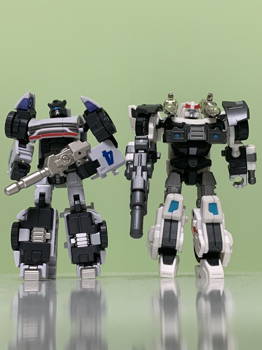 Jane17564283's tweet photo. Jazz and Prowl by Iron Factory. The spring is coming.I really should take photos for them in the Industrial Theme Park. Those engines ,gears, even oil stains...Got touch, got power. https://t.co/COkTeo5ePi
