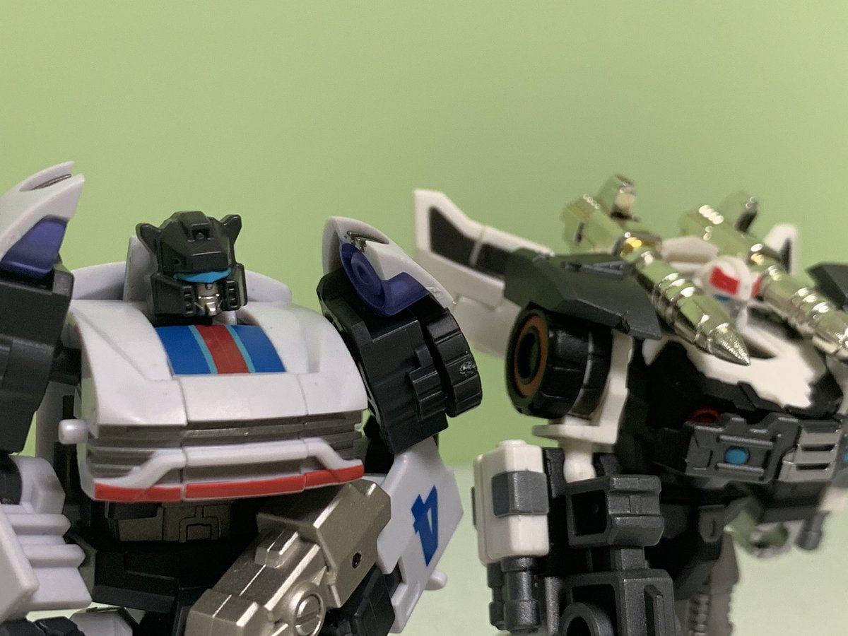 Jane17564283's tweet photo. Jazz and Prowl by Iron Factory. The spring is coming.I really should take photos for them in the Industrial Theme Park. Those engines ,gears, even oil stains...Got touch, got power. https://t.co/COkTeo5ePi