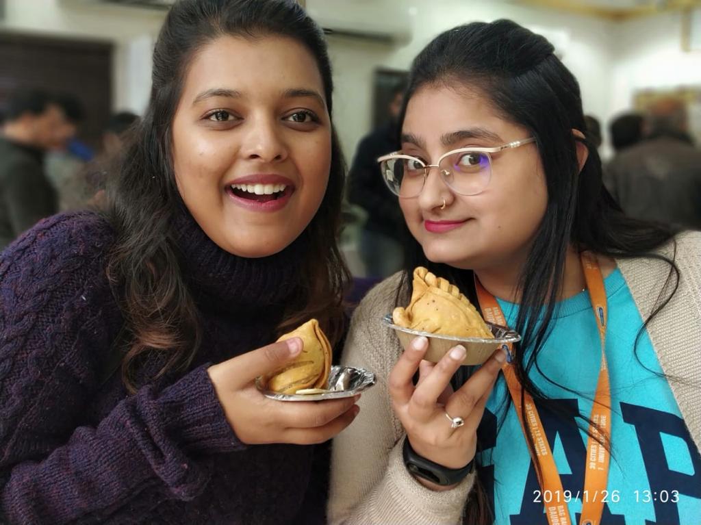 radiocityindia's tweet photo. #TriColorDosa from #SagarRatna ya #SpecialSamosa from #RajashreeSweets kaun banega #Varanasi ka #ShaanECity? Janne ke liye stay tuned to @radiocityindia 91.9 FM
#FoodWalk with food blogger #SaumyaAgrawal and #RJSameer and #RJNeha
@Sameercool5 @rj_neha919
#RagRagmeinVaranasiCity https://t.co/YUS575Ovzp