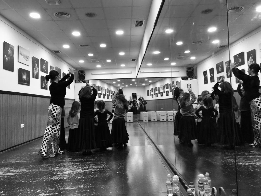 EcfPalomar's tweet photo. CONCURSO DE TANGUILLOS | Está semana seguimos con la preparación para el concurso de tanguillos del Carnaval de Cádiz con nuestros alumnos 👏👌😍

¡Que no se pierda el tango de Cádiz, el tanguillo, que es banda sonora de nuestra tierra! 😳🙈

#ECFDavidPalomar #Cadiz #Flamenco https://t.co/fQqmr1sPnY