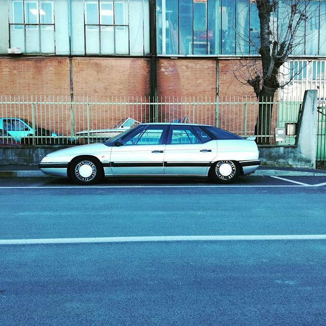 Per la Citroen week partiamo freschi freschi con questa splendida low rider in puro stile gallico... #gog1er #citroen #citroenxm #citroenclassic #oldschool #lowrider #madeinfrance #citroenfanphoto #thealmanac #bemachinunist #carporn #caraddict #ignoranza… bit.ly/2Ukmcp5