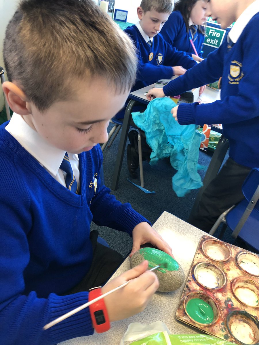 saintoswalds's tweet image. Starlings have started to make their own #Seawigs, this is part of their English lesson. @jabberworks @philipreeve1 The children are so excited. #oliverandtheseawigs