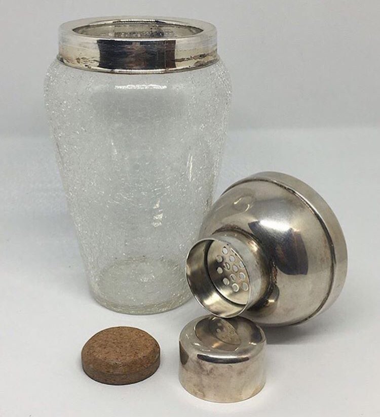 BcnVintage17's tweet photo. Coctelera de vidrio craquelado y tapa en plata #vintage #bartender #bar #cocktails #vintagecollection #raval #shaker #vintageshakers #vintageshop #glassandsilver #craquelado #glasscracked #glasscrackle https://t.co/AMLjgBZybI
