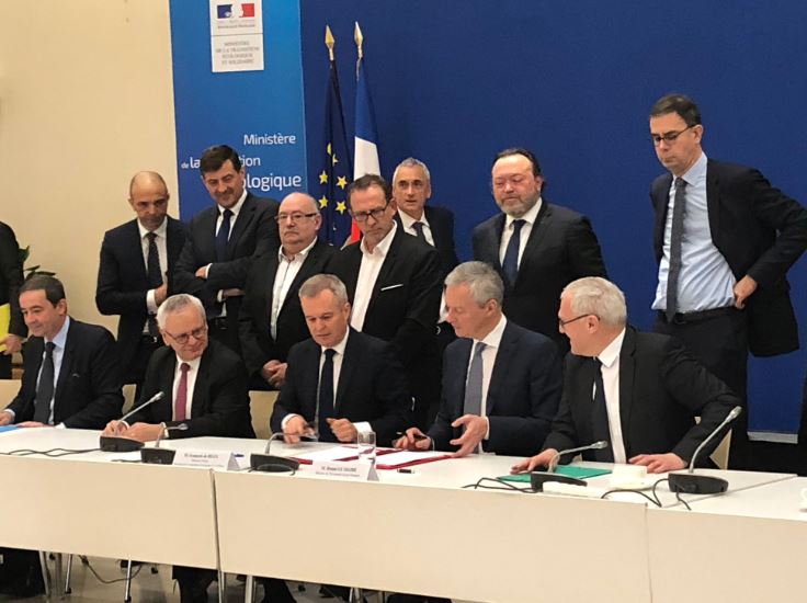 La signature aujourd’hui par <a href="/FdeRugy/">François de Rugy</a> &amp; <a href="/BrunoLeMaire/">Bruno Le Maire</a> du contrat stratégique de la filière #nucléaire marque une étape décisive pour la 3ème filière industrielle française. 220000 salariés sont engagés au service du dév de la compétitivité, du pouvoir d’achat et des exportations