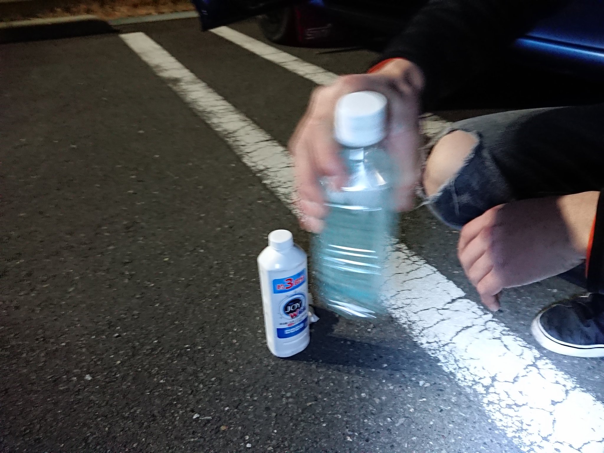 ゆうくん 工程 1 洗剤を含ませたタオルでゴシゴシ擦る ヤニがキツい場合は洗剤を窓につけたあと少し時間を置いてまた洗剤タオルで擦る 2 洗剤拭き取り用のドライタオルでざっと拭き取る 3 真水のタオルで残っている洗剤分を拭き取る 出来ればバケツで