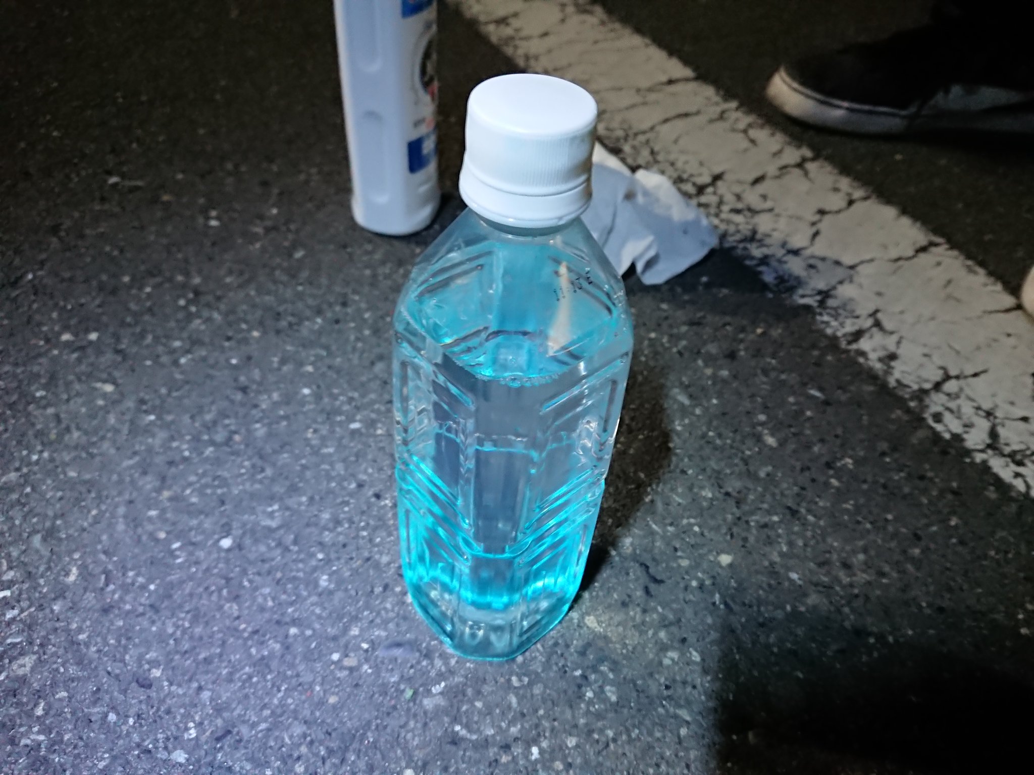 ゆうくん 工程 1 洗剤を含ませたタオルでゴシゴシ擦る ヤニがキツい場合は洗剤を窓につけたあと少し時間を置いてまた洗剤タオルで擦る 2 洗剤拭き取り用のドライタオルでざっと拭き取る 3 真水のタオルで残っている洗剤分を拭き取る 出来ればバケツで