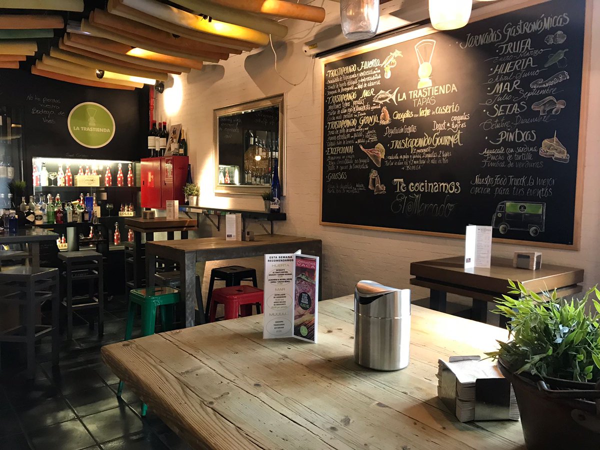 Y es que comer sobre un taburete tiene ese no sé qué que tanto nos gusta😍Si tu también eres de codo en barra, #LaTrastienda es tu lugar: #croquetas, delicias marinas de nuestro #FishCorner, unos buenos #pintxos o un #vino de nuestra selección #GastronomiaInformal #Chueca #Madrid