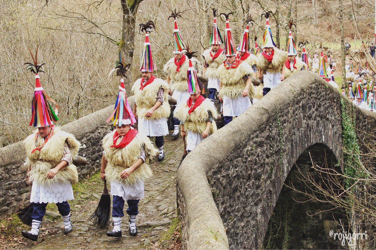 Rojigorri's tweet photo. Hoy vuelven a sonar los “ioareak” en los pueblos de Ituren y Zubieta por parte de los ioaldunak. El #carnaval rural navarro ya está aquí!! Orain disfrutatzera!!! https://t.co/8q2CPvoVrf