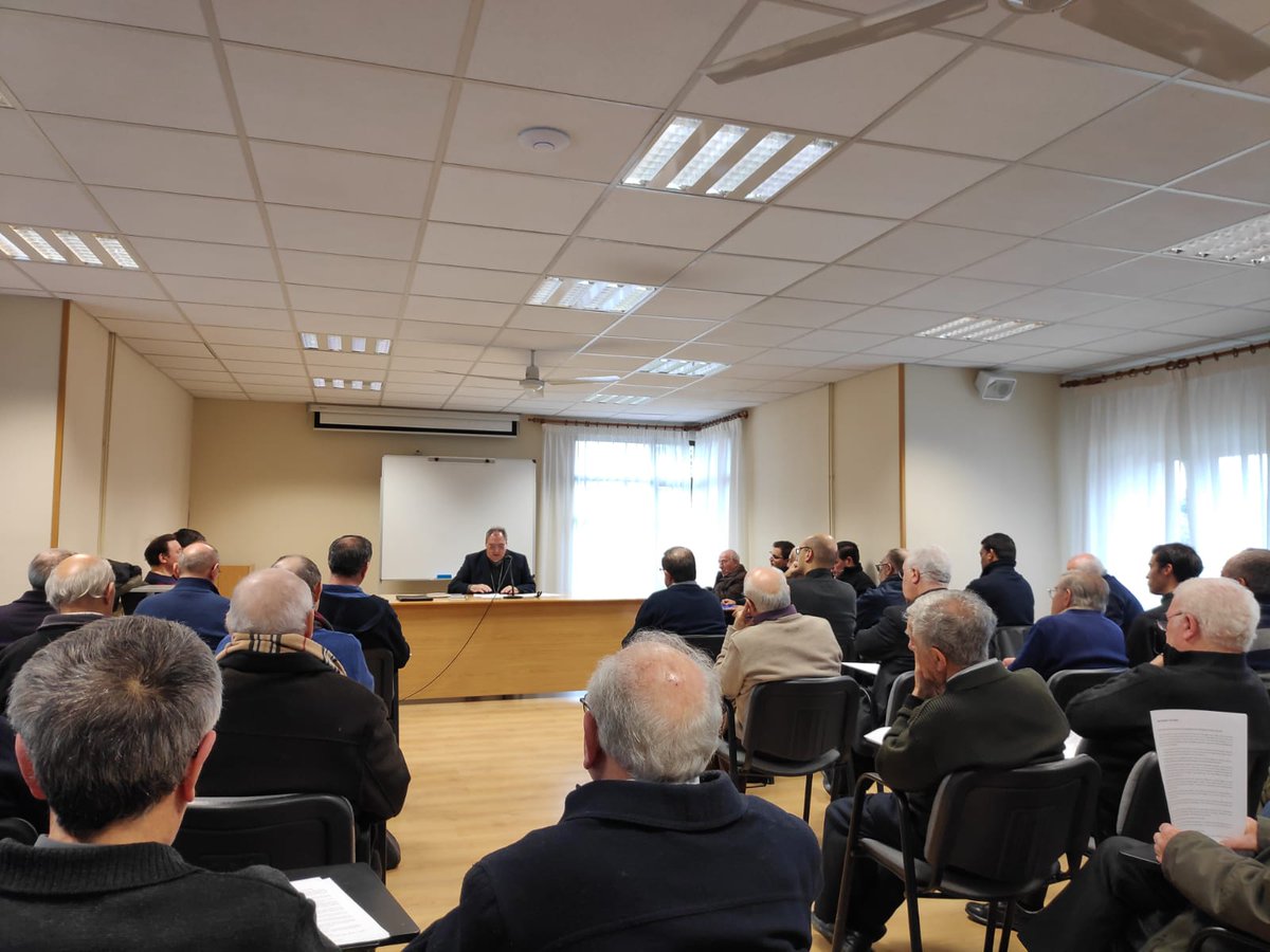 El Centro de Orientación familoar de #Ávila está presente en las jornadas de formación permanente de la diócesis.
Hoy presidida por nuestro Obispo D. José María Gil Tamayo, que nos habla sobre "La dulce y confortadora alegría de evangelizar"