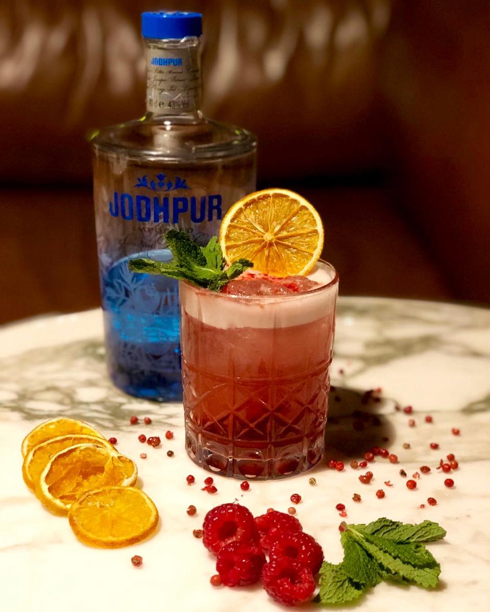 Anyone else who believes in love at first gin? 😍 
-
Pic by @backdox