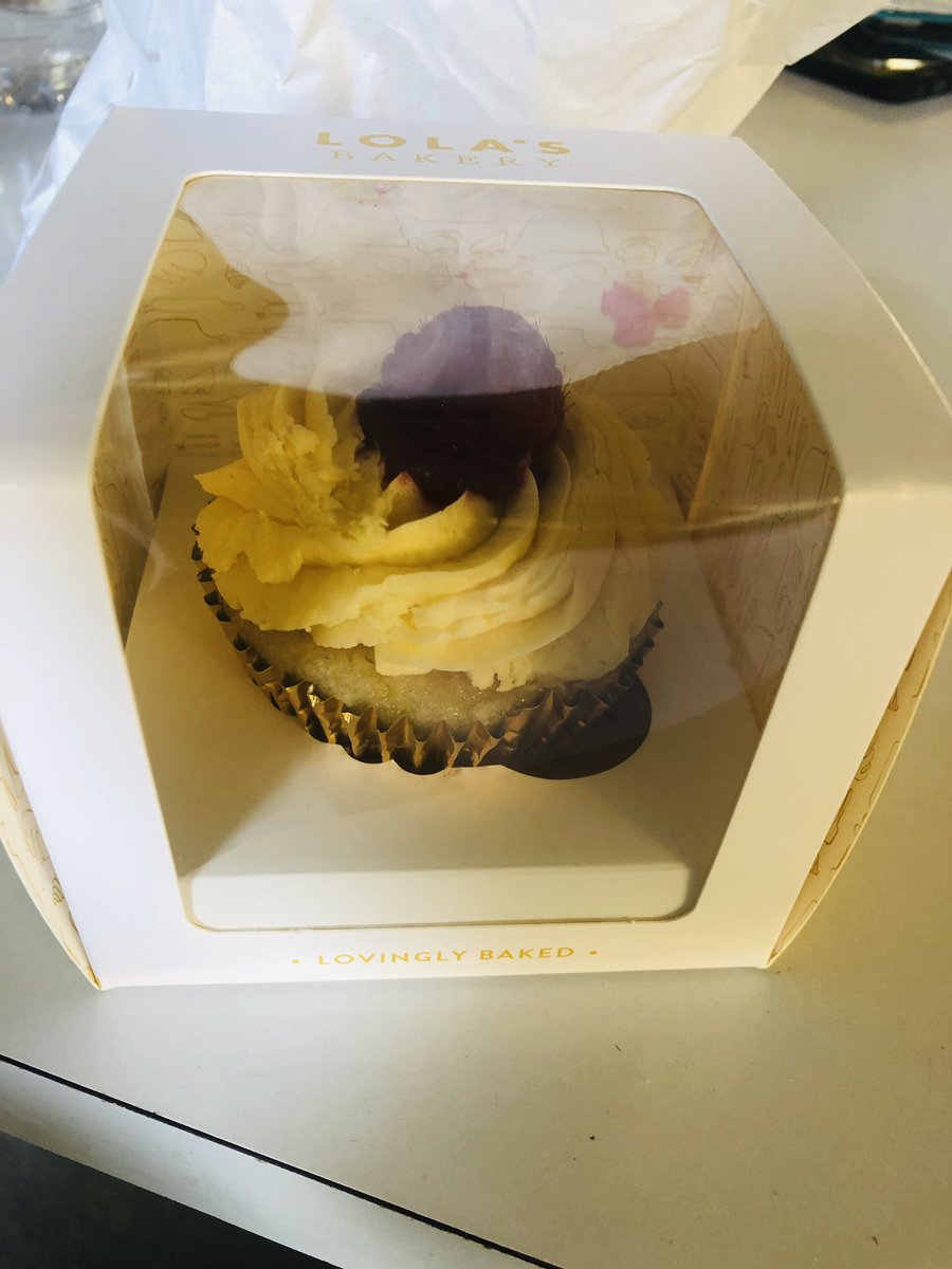 hollingdale_a's tweet photo. Thank you to @FunkSmuggler for the best kind of Monday morning breakfast! #vegancupcake #bestkindofwriter #letsgetthisweekstarted https://t.co/DXvbDprFiH