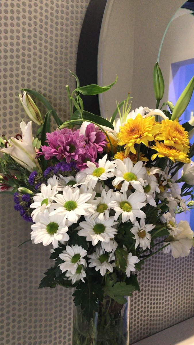cdsmilecenter's tweet photo. ¡Buenos días! 😁 Comenzamos la semana con nuestras preciosas #floresfrescas 😍
🌺 ¡En nuestra #clinicaSmileCenter podrás encontrar siempre un aroma fresco y natural! 🌺
¡Cuidamos los detalles! 😉
#Clinicadental #Cadiz #SmileCenter #Odontologia #EsteticaDental #Flores https://t.co/zIRDLEFH8n