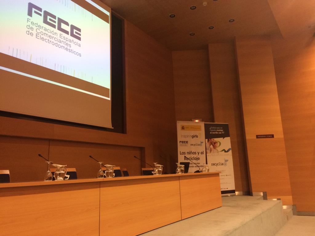 Talleres durante la Jornada de #EconomíaCircular "Las niñas y el reciclaje". Una iniciativa  del <a href="/miteco/">朝倉 絢</a> <a href="/recyclia/">Recyclia</a> y <a href="/FECE_electro/">FECE</a> organizado por <a href="/InspirinGirlsE/">Inspiring Girls Esp</a>   #NiñasSinLimites