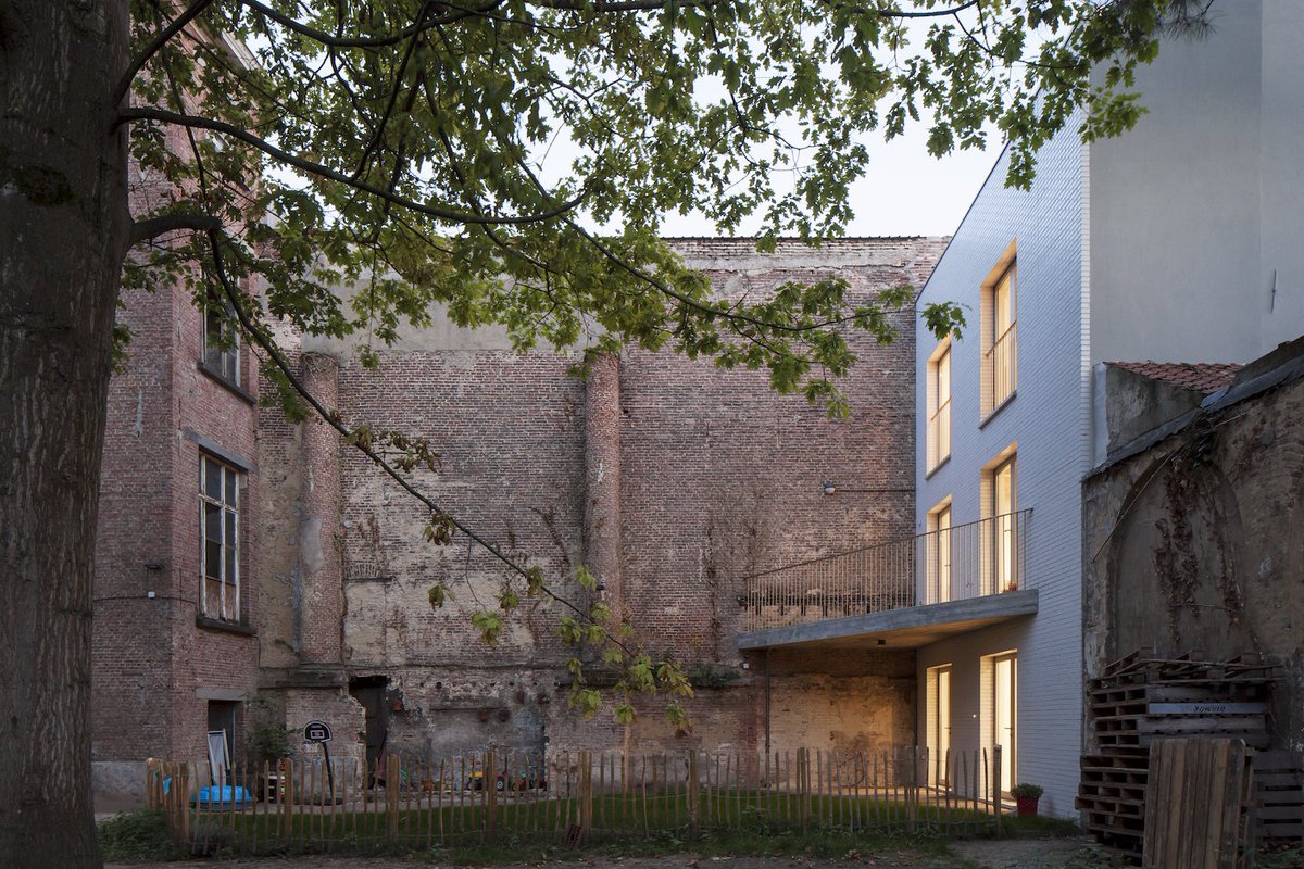 Gentcement's tweet photo. Betonkruis als centraal scharnierpunt in woning in middeleeuwse #Patersholwijk. Lees er alles over op https://t.co/t9vkUZSzq3 Architectuur: #Generiek, fotografie: Johnny Umans #gentcement #patershol #gent #verbouwing #architectuur https://t.co/esGsrGYkEv