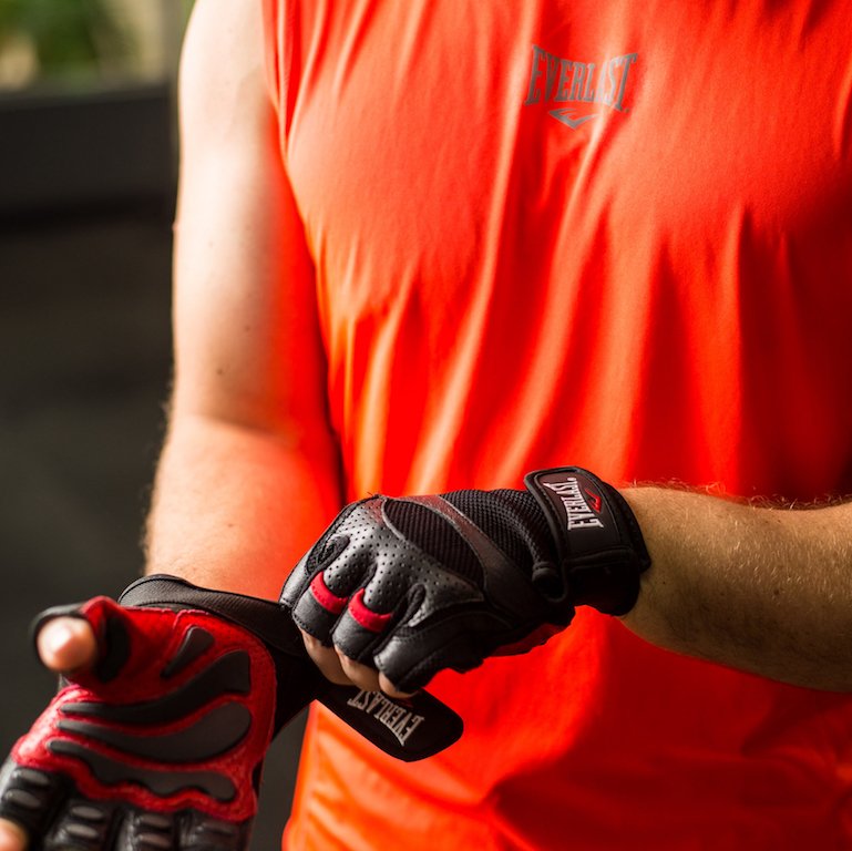 EverlastVzla's tweet photo. Protege tus manos 👋 al #entrenar, encuéntralo en 🔍 nuestras tiendas en 👉 @cclider; @elrecreocc; @cascadacarrizal; 🏁 @tusambilsc; 🚩 @tusambilccs; 📍 @ParqueCostazul, #Barcelona y 📌 @parqueaviadores. 
_______
#28ene #train #fitness #guantes #hands #manos #guantesgimansio https://t.co/myBuSYYryz