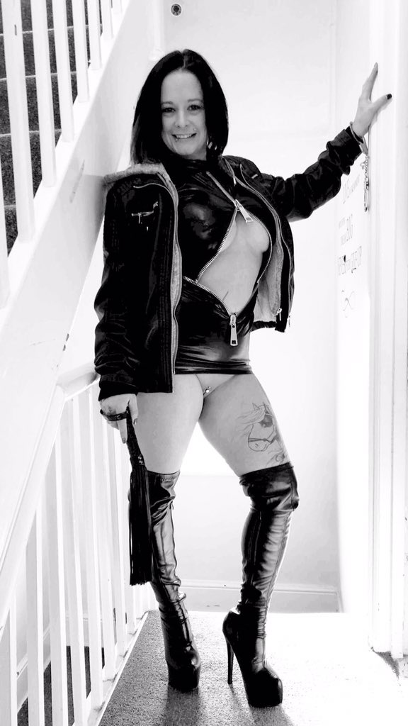 green_hidden's tweet photo. As a way of sending some love to the amazing @Cheyenn52006508 who’s feeling a little under the weather, can everyone get following this amazing sexy woman 🔥 #greatstarttoweek https://t.co/USJJzsZxkl