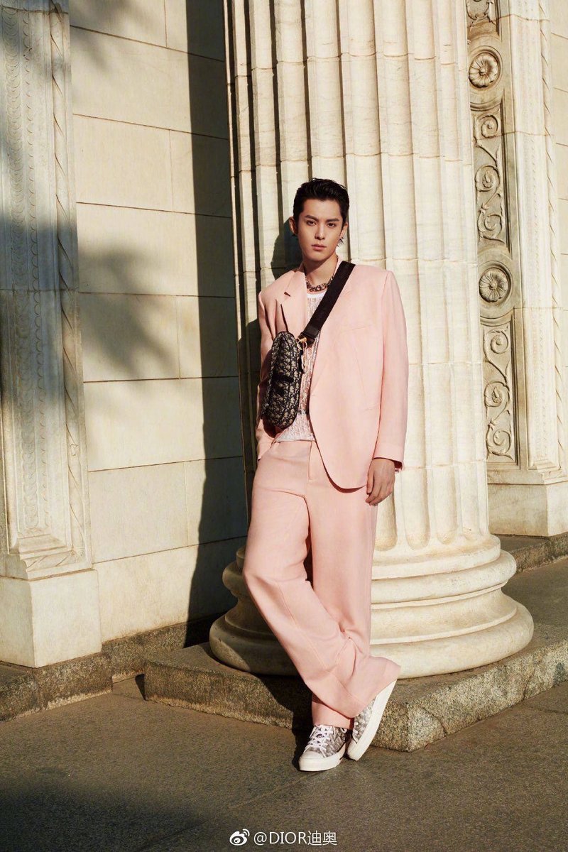 dwanghedi's tweet photo. he looks so good in pink https://t.co/tivNZ05zXe