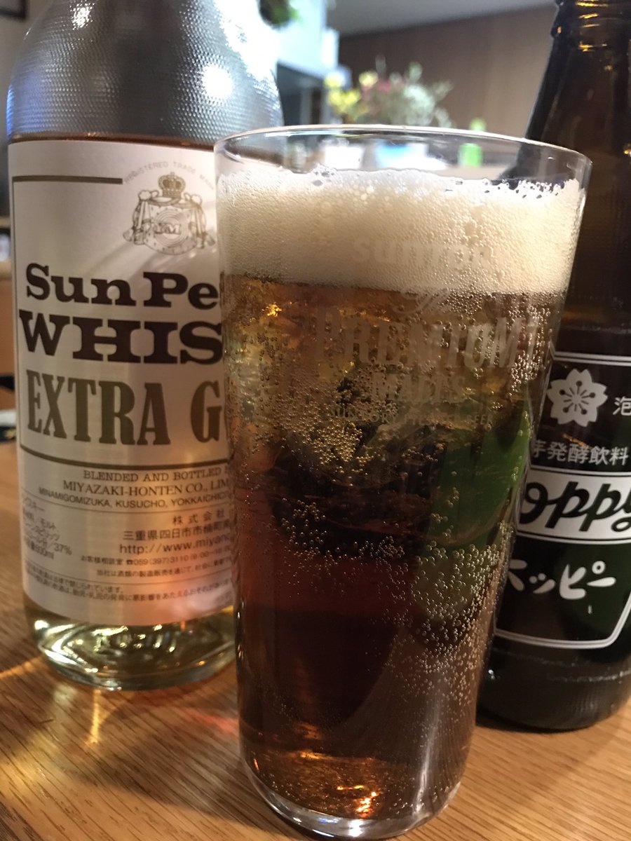 類的酒場の放浪日記 今夜はフォロワーさんに教えて頂いた金宮焼酎の蔵元宮崎本店さんが造るサンピースウイスキーの黒ホッピー割り ウイスキーの風味をコクのある黒ホッピーで初めて割ってみました まずまずですね ツマミはサラダにオニオンスライス乗せ