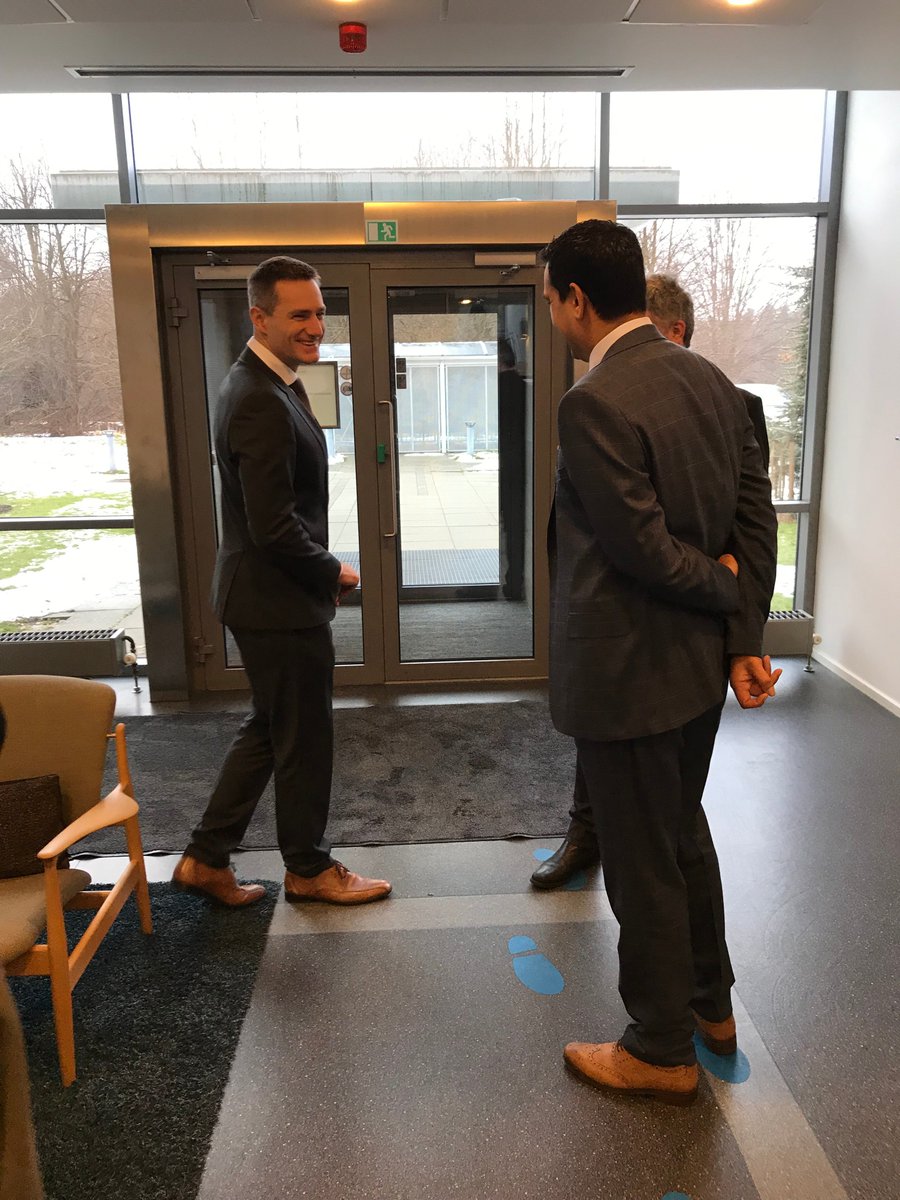 RocheDanmark's tweet photo. Tak til erhvervsminister @RasmusJarlov for et rigtig godt virksomhedsbesøg i dag, hvor vi havde lejlighed til at tale om de udfordringer, Roche ser og oplever samt give ministeren mulighed for at møde vore medarbejdere på et Townhall. #sundpol https://t.co/zXxvUY2vte