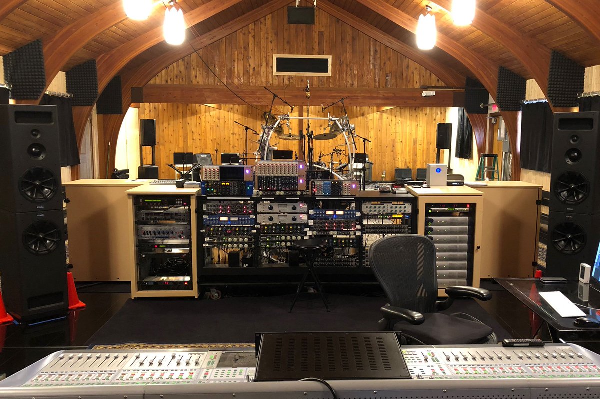 spltweets's tweet photo. ๐ธ An SPL MC16 has arrived at Joey DeMaio's (#Manowar) recording studio in New York ๐บ๐ธ
๐ the perfect front end to manage a whole lot of speakers ๐ถ
#splMC16 #Mastering #MonitorController
#MultichannelMonday
#splMasteringWorldwide ๐ https://t.co/DrAuIqVUMf