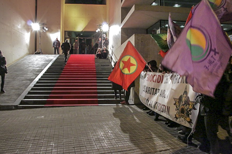 La_Directa's tweet photo. #VÍDEO | Protestes als Premis Gaudí en solidaritat amb Rojava https://t.co/XNme6jVzRT La @sralane i en Guillem Martí van cobrir l'acció #RiseUp4Rojava https://t.co/A5bVc36LQC