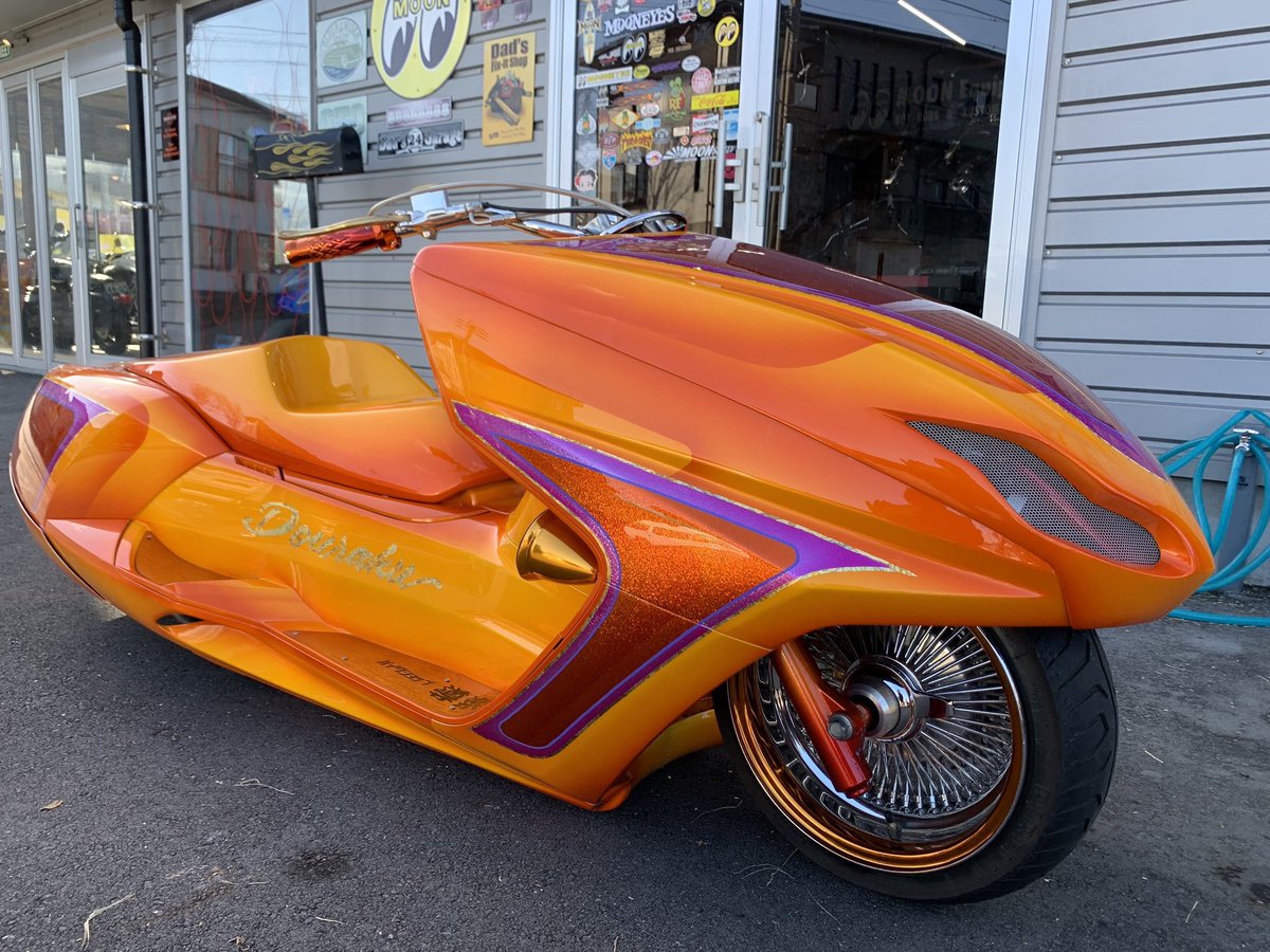 wells_artstudio's tweet photo. YAMAHA MAXAM.
CUSTOM PAINT✌🏼😊
#wells #custompaint #paint #spraypaint #graphicdesign #hok #houseofkolor #1shot #1shotpaint #candypaint #flakepaint #pinstripe #pinstriping #goldleaf #mackbrush #kagoshima #japan #鹿児島 #バイクショップ導楽 https://t.co/NgQZuNXgqC