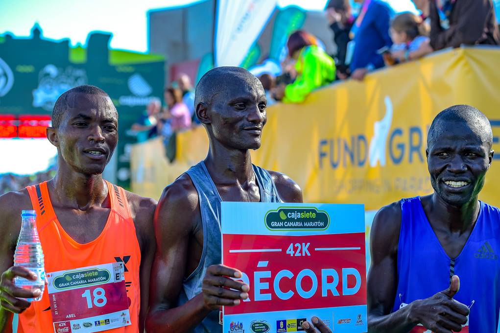 GCMaraton's tweet image. Shelmith Nyawira Muriuki, 2:32:55 y Julius Kiprono Tarus, 2:12:03, pulverizaron todos los registros de la prueba reina del @Cajasiete​ #GCmaratón. La décima edición trajo impresionantes records de los #maratonianos kenianos. 💪
👉Todos los detalles en:bit.ly/Récords_42k