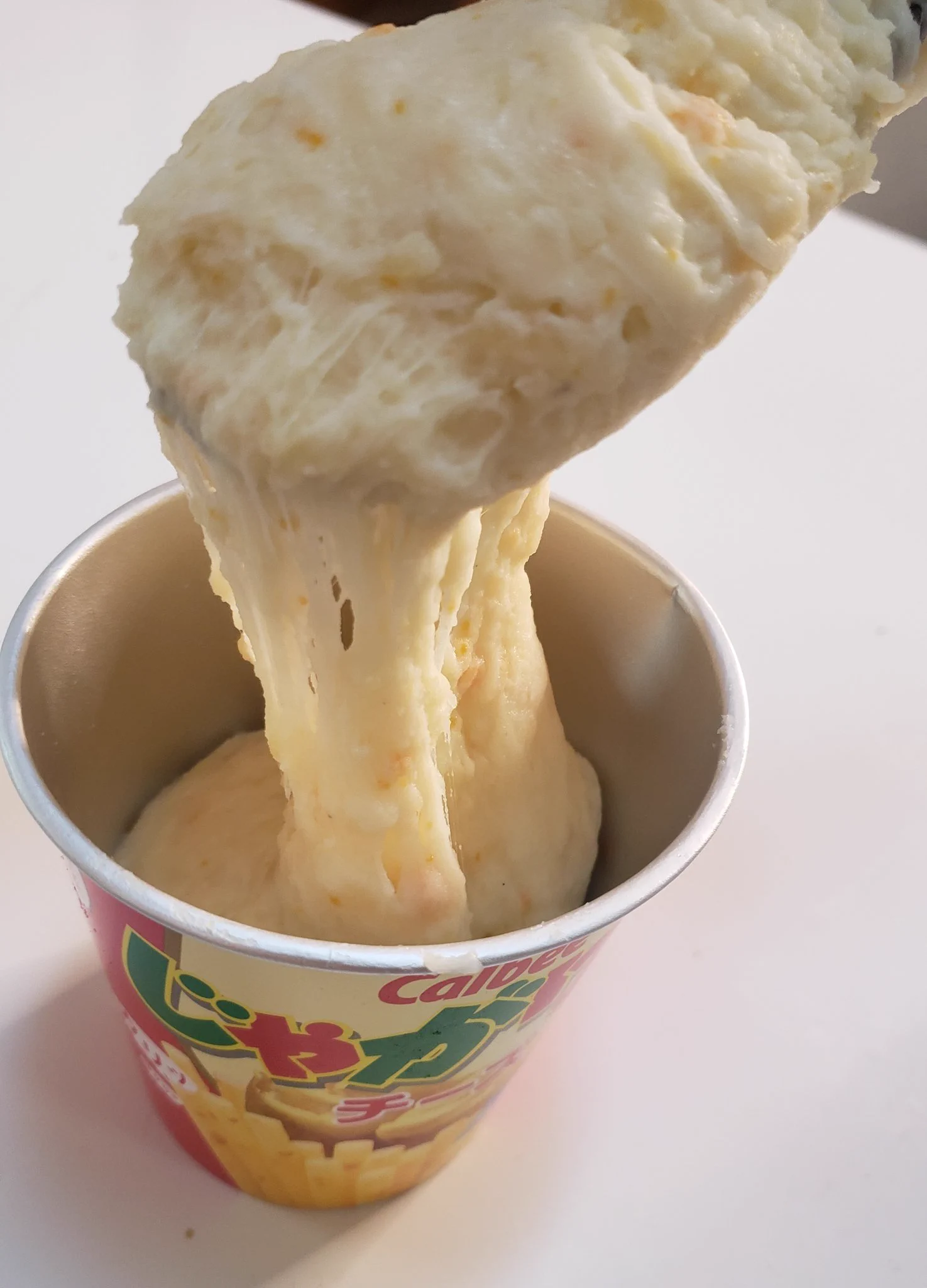 じゃがりこを使った新レシピ！伸びるチーズが食欲をそそる…！