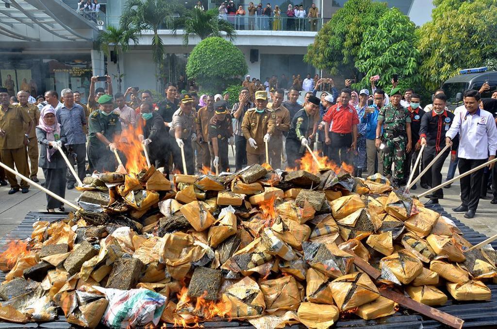 teropongaceh's tweet photo. Setengah Ton Ganja Dimusnahkan di Balai Kota Banda Aceh https://t.co/c5FxohFu9R https://t.co/hXnufjSCjD