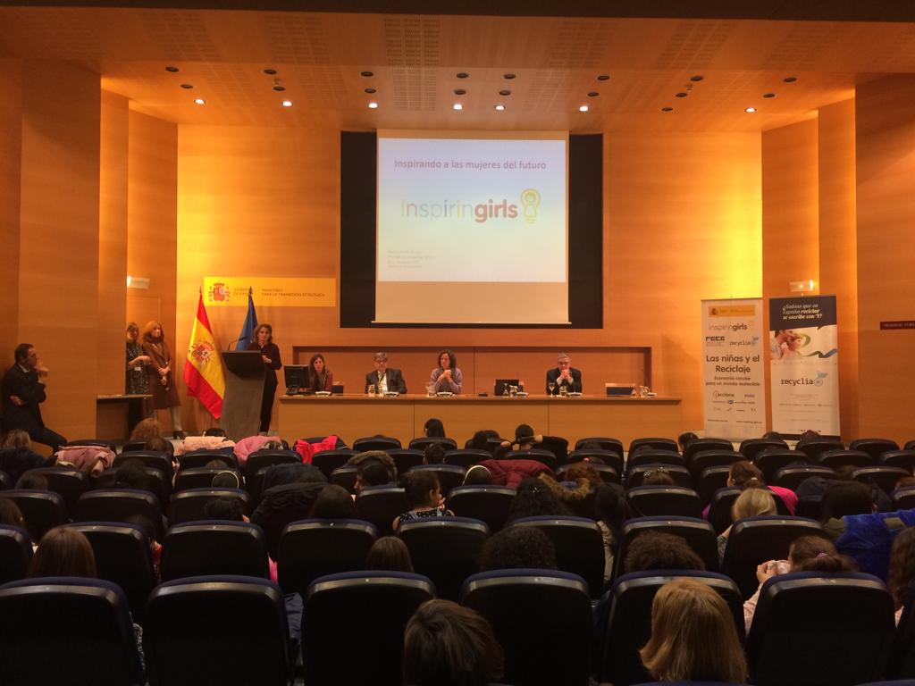 La Ministra <a href="/Teresaribera/">Teresa Ribera</a> para la #TransiciónEcológica inspirando a las #NiñasSinLimites en la Jornada de #economíaCircular organizada por <a href="/recyclia/">Recyclia</a>,  <a href="/FECE_electro/">FECE</a> y <a href="/InspirinGirlsE/">Inspiring Girls Esp</a>