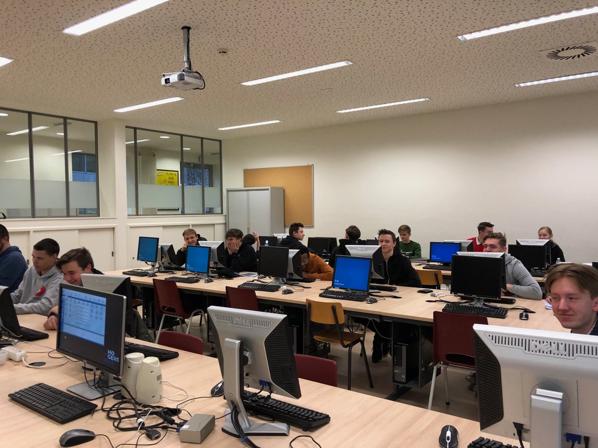 janschelstraete's tweet image. Kijk: laatstejaars @DeHandelsschool die (nu al) hun eerste examen doen in de hogeschool. @Hogeschool_Gent #toegepasteinformatica . Succes gewenst bij hun examen Webapplicaties I. @VHJoeri @Margot_DD