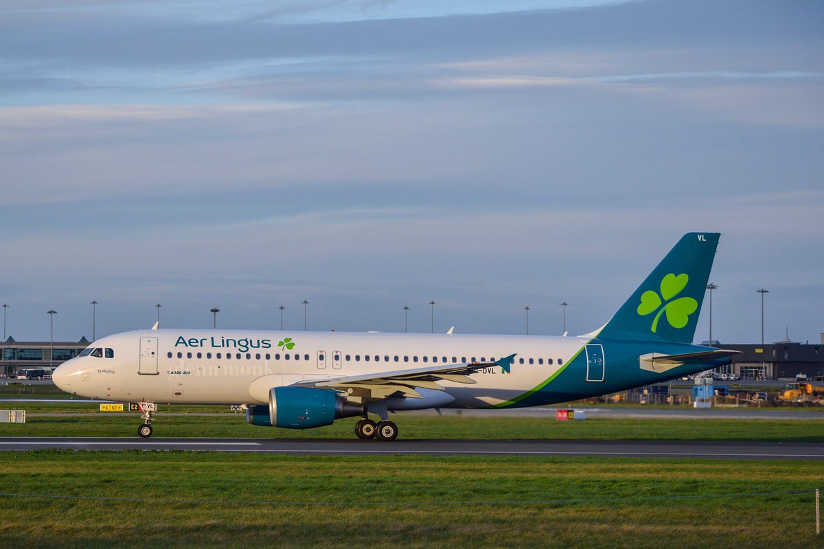 monkg57's tweet photo. Old vs New #ThisisAerLingus Wearing their new livery @AerLingus #Dublinairport #EIDVL #EICVA #avgeek #A320 #Airbus change is good but this may take a while to get used to. https://t.co/na5SQ3dNlq