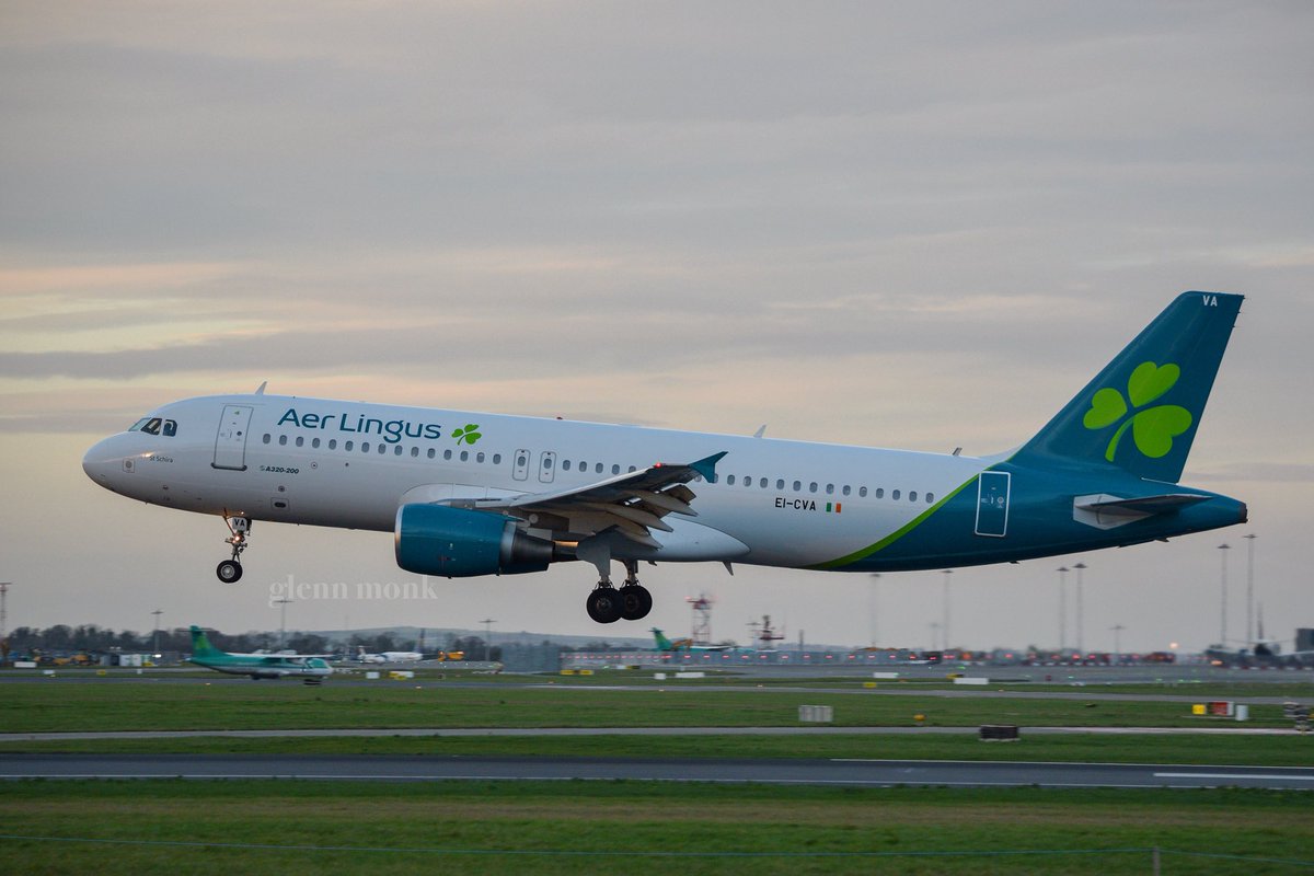 monkg57's tweet photo. Old vs New #ThisisAerLingus Wearing their new livery @AerLingus #Dublinairport #EIDVL #EICVA #avgeek #A320 #Airbus change is good but this may take a while to get used to. https://t.co/na5SQ3dNlq