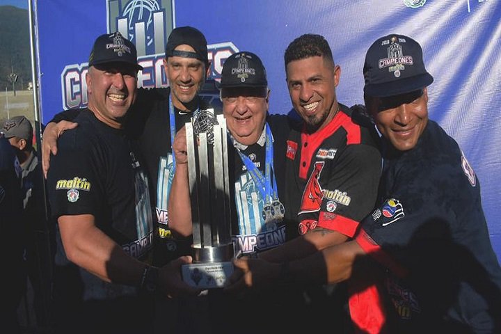 horaseroriente's tweet photo. #ElDepor | Cardenales de Lara coronó el 
quinto título de la LVBP en su historia  https://t.co/K8m084NVpB https://t.co/fnKP0tZpBV