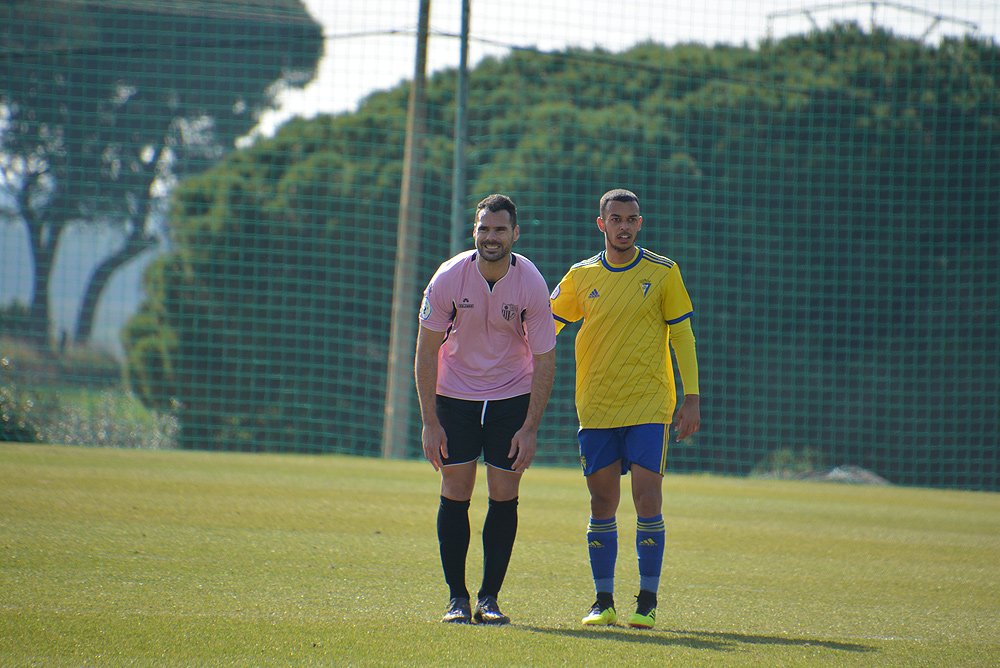 #CádizBConil

📷 Fotazo del partido de ayer:

📌 Otro mítico excadista que nos visitó ayer fue <a href="/Javinavarro20/">Javi Navarro</a> , que fue canterano y jugador del CCF entre 00-03

⚽ Su entrada al campo se notó y cazó la última pelota del partido para anotar el gol del empate