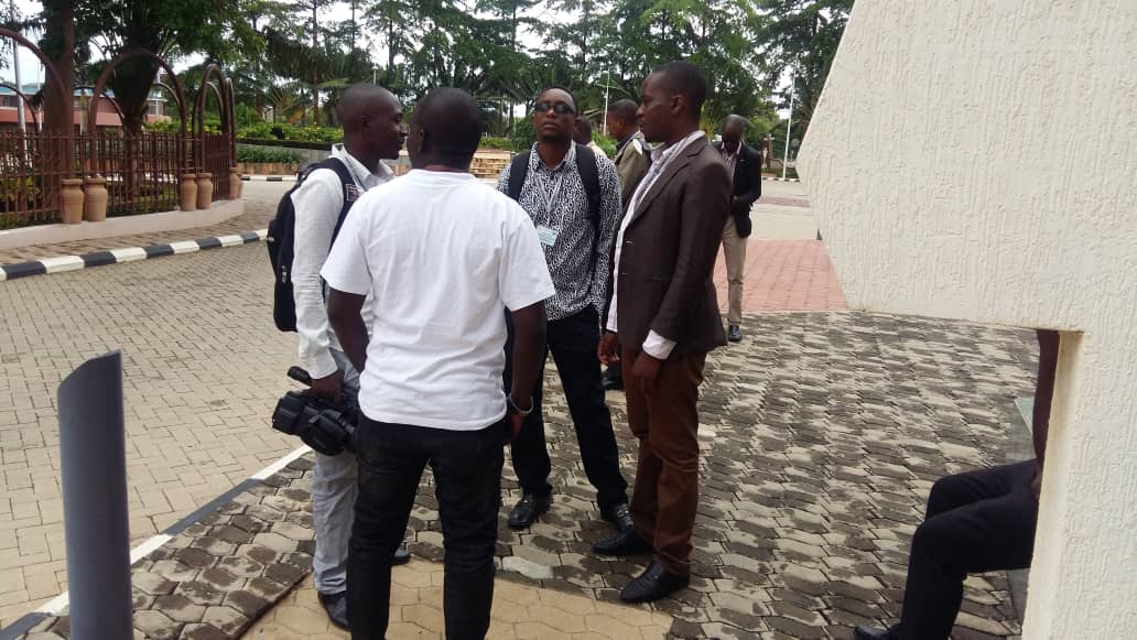 🔴LIVE
Wanahabari wakiwa katika viwanja vya Bunge wakisubiria kwa hamu ujio wa Mdhibiti na Mkaguzi Mkuu wa Hesabu za Serikali (CAG) ambaye anatarajiwa kuitikia wito wa Spika kufika katika Kamati ya Bunge kwa ajili ya kuhojiwa juu ya kauli yake inayodaiwa kulidhalilisha bunge.