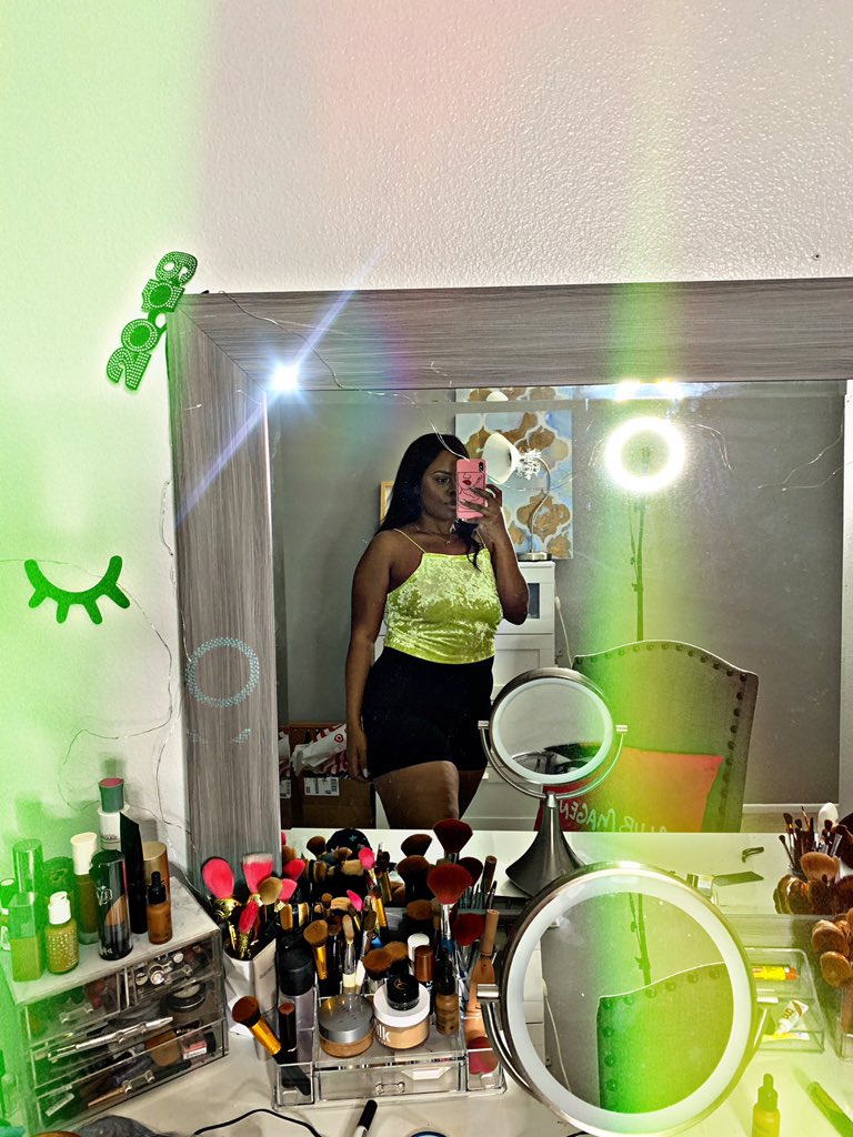 AneysiaLily's tweet photo. I never looked so good in lime green before 😝🦠💚 https://t.co/sWJp2GA6FO