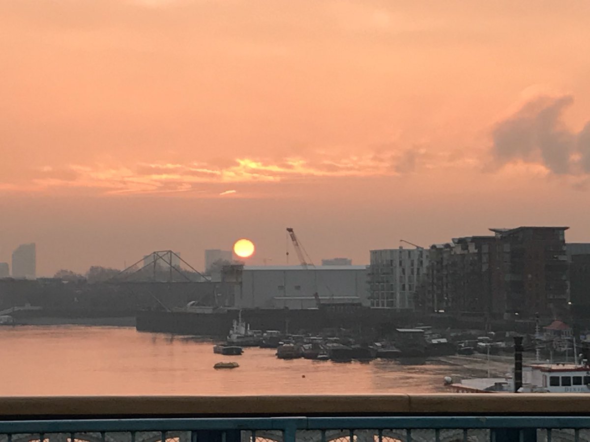 BenatarSally's tweet photo. Sunrise from Tower Bridge #Londonisbeautiful https://t.co/3KEcYkD7tq