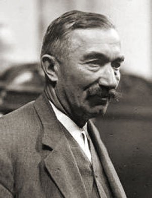 Wincenty Witos walnie przyczynił się do odzyskania niepodległości i zwycięstwa w roku 1920. W tych ważnych dla Polski momentach Witos szczególnie ujawniał swoją odwagę, mądrość i patriotyzm. Jego słowa - "nie ma sprawy ważniejszej niż Polska" - są dla mnie ogromnym zobowiązaniem.