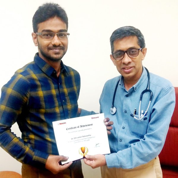 EmcurePharma's tweet photo. On the 18th Jan,PG medical student #winners of the online Diabetology quiz contest, Dr. Siddharth and Dr. Dhivakar were felicitated at a ceremony at Lilavati Hospital, #Mumbai by Dr. Shashank Joshi. Winners got a chance to ‘Shadow The Experts’ all day.
#EmConnect #Emcure #Pune https://t.co/gR5UJiL4go