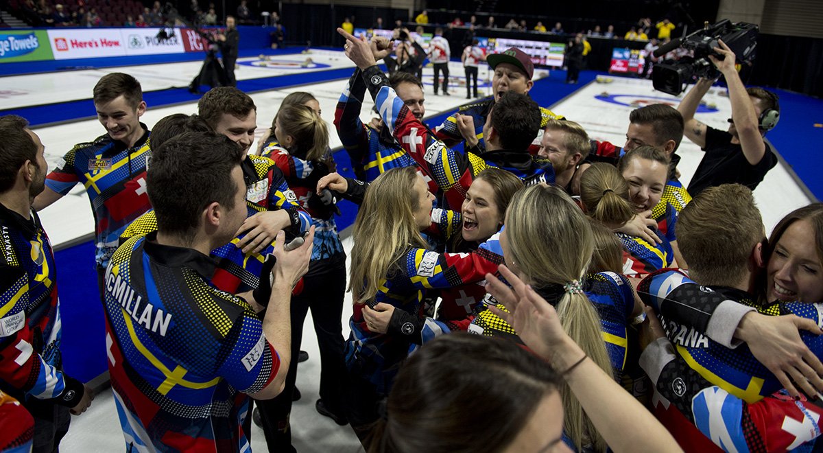 CurlingCanada's tweet photo. It was a thrilling finish at the World Financial Group Continental Cup with Team North America battling back from a big deficit and nearly pulling off the win. But the comeback was halted by Team World, 34-26. Our story: https://t.co/3wlmLXvfdM #ContCup2016 https://t.co/iHSDNQGrmA