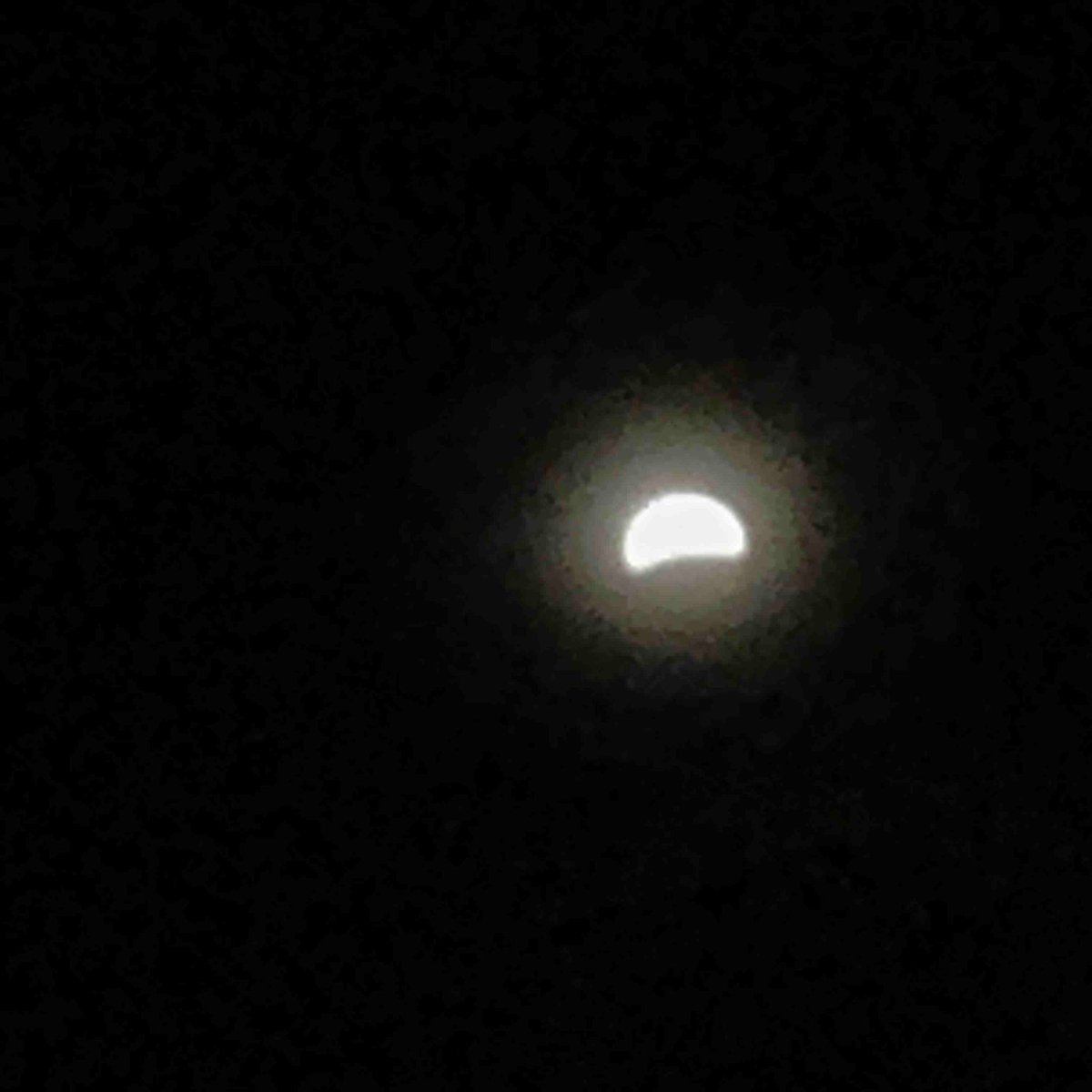 erik_hovanec's tweet image. #LunarEclipse progressing.... one decent photo....and one that looks like a Tweet was making a run for it