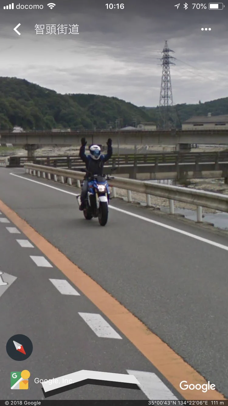Googleストリートビュー撮影車を見つけ、嬉しそうなバイク乗りの男性w